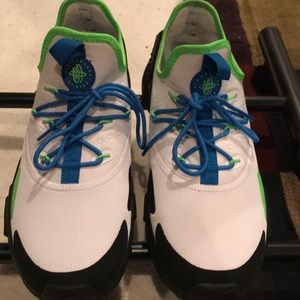 Men’s Nike Air Huarachi Sneakers Size 10.5